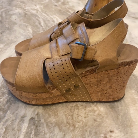 Perfect beige wedge - Picture 3 of 4